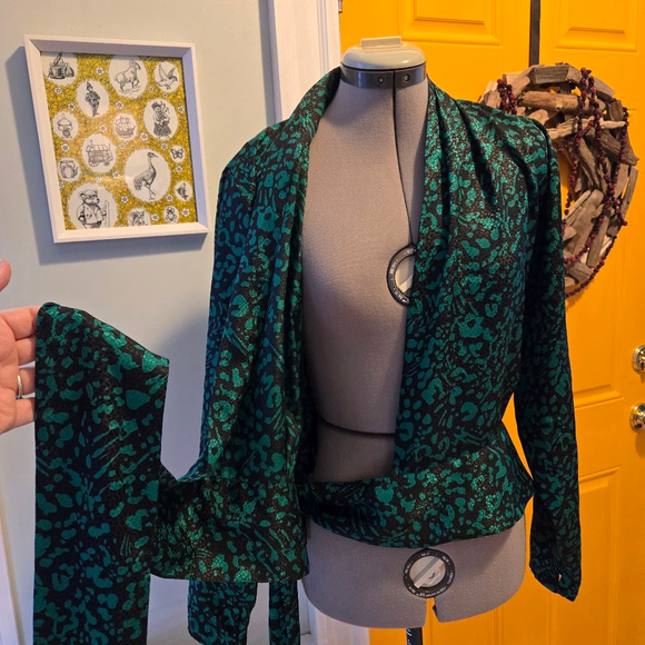 Vintage Size 10 Black Green Animal Print Silky Peplum Wrap Shirt Blouse Women's - Picture 7 of 10